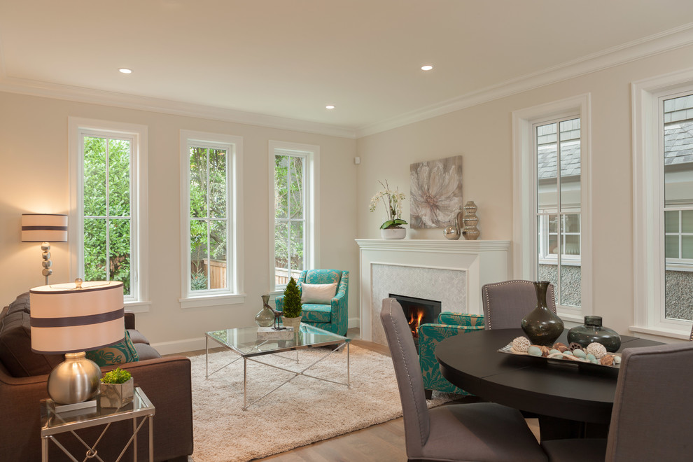 Kleines, Fernseherloses, Offenes Klassisches Wohnzimmer mit beiger Wandfarbe, hellem Holzboden, Kamin und gefliester Kaminumrandung in Vancouver