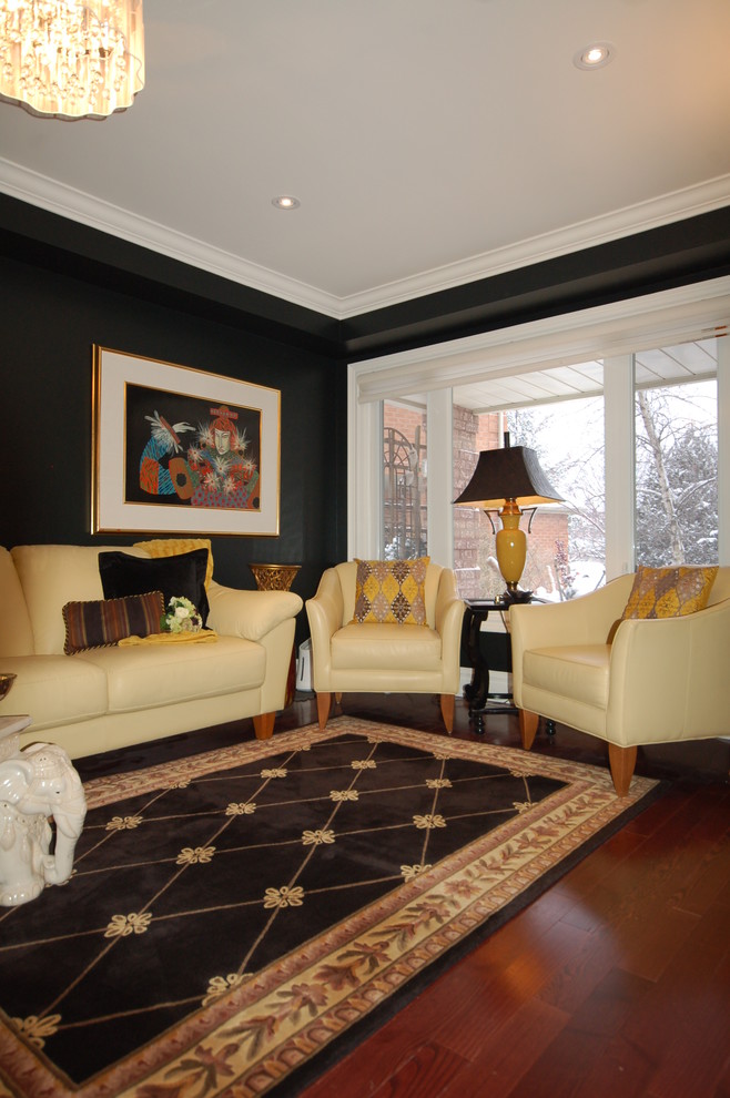 Immagine di un soggiorno contemporaneo di medie dimensioni e chiuso con sala della musica, pareti nere e pavimento in legno massello medio