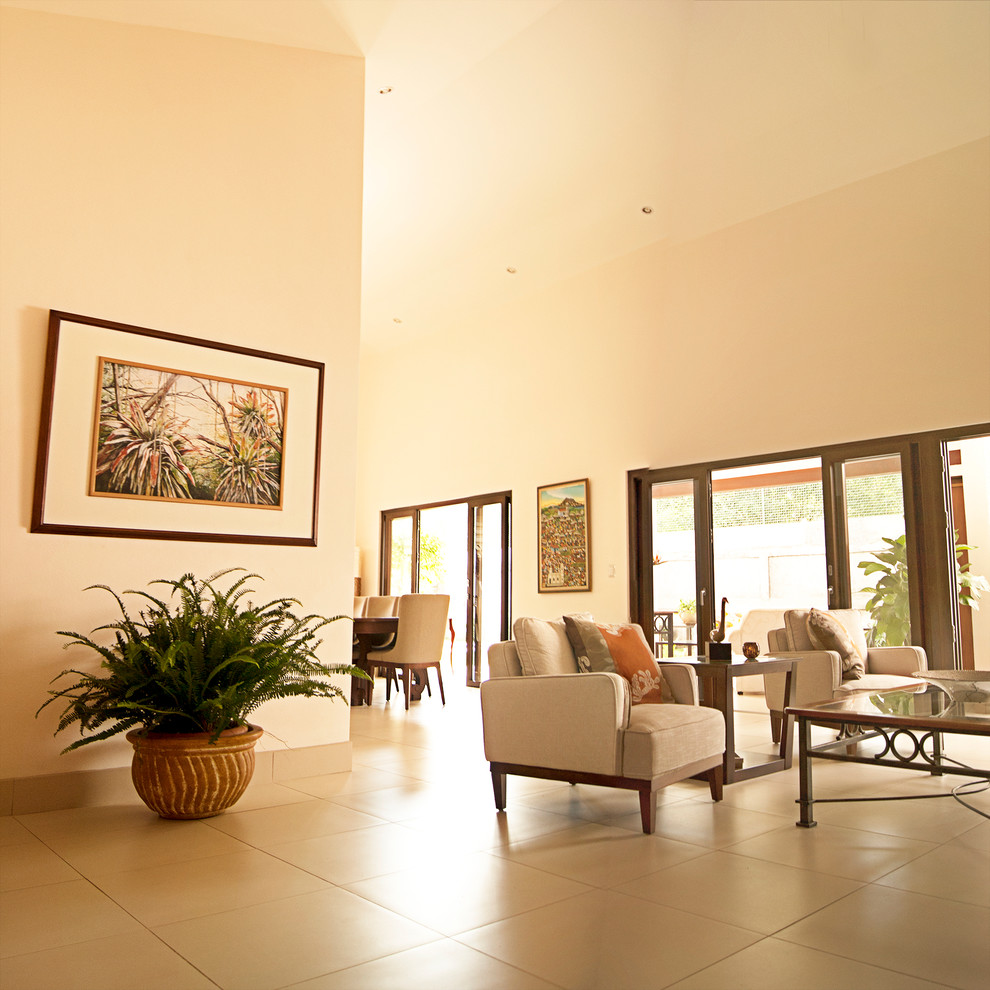 Foto di un soggiorno moderno di medie dimensioni e aperto con sala formale, pareti bianche, pavimento in gres porcellanato e nessuna TV