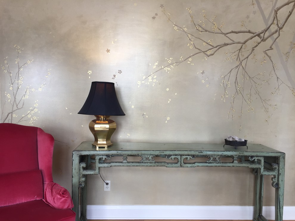 Mittelgroßes, Fernseherloses, Abgetrenntes Asiatisches Wohnzimmer ohne Kamin mit beiger Wandfarbe, braunem Holzboden und beigem Boden in New York