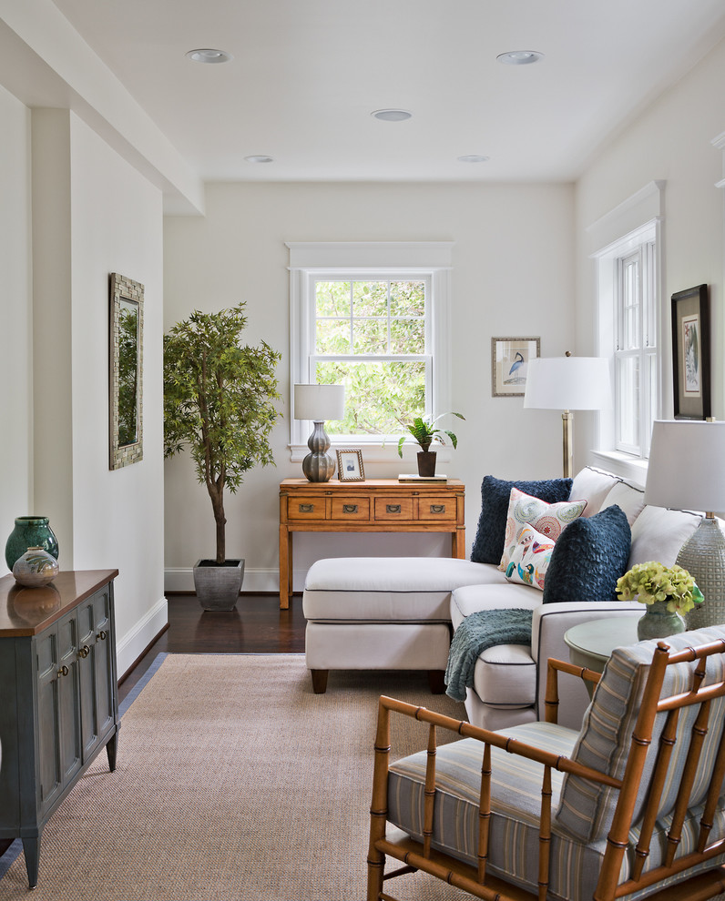 Foto di un soggiorno classico con pareti bianche e parquet scuro