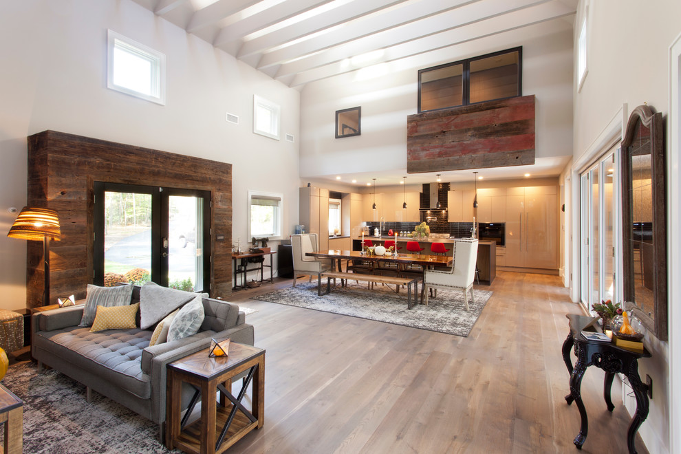 Immagine di un soggiorno minimal con pavimento in legno massello medio e pavimento marrone