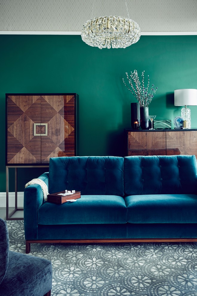 Пример оригинального дизайна: гостиная комната в стиле фьюжн с зелеными стенами и разноцветным полом