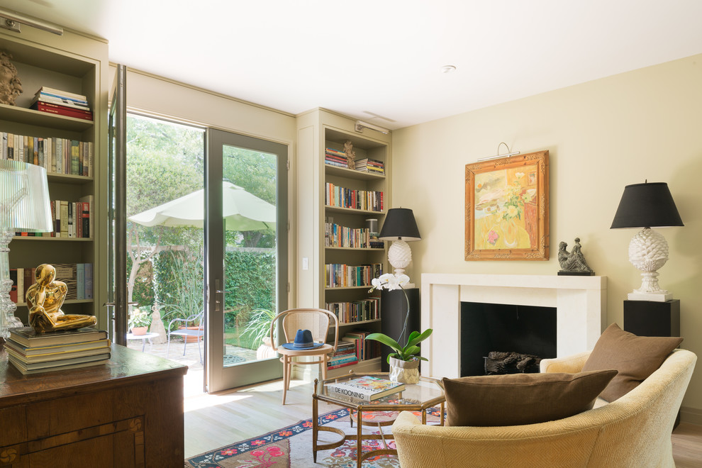 Foto di un soggiorno tradizionale con pareti beige, parquet chiaro, camino classico e pavimento beige