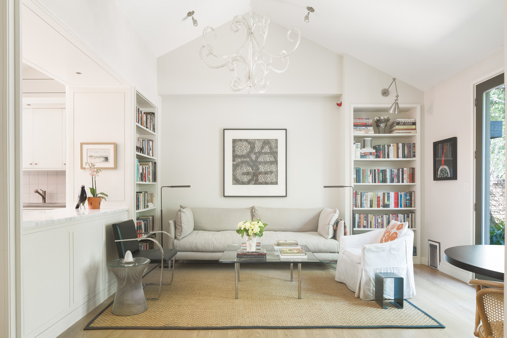 Idee per un soggiorno tradizionale con pareti bianche, parquet chiaro e pavimento beige
