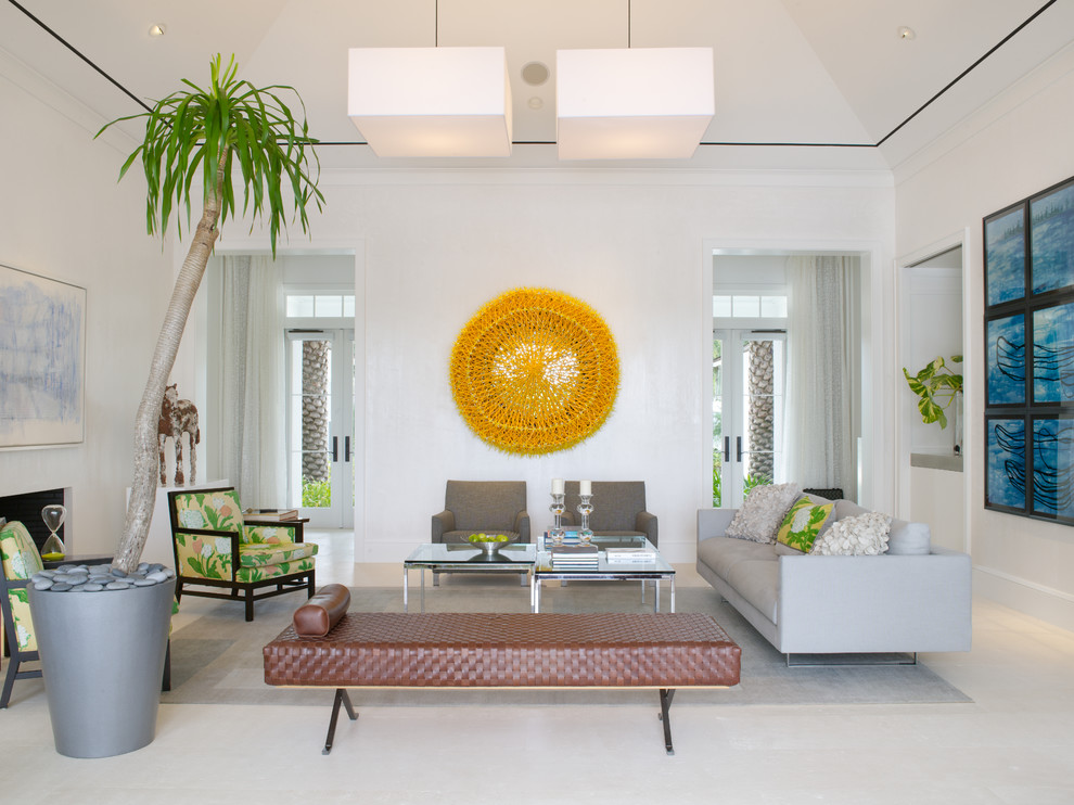 Repräsentatives, Fernseherloses, Abgetrenntes Wohnzimmer mit weißer Wandfarbe und Gaskamin in Miami