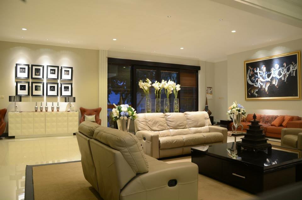 Bild på ett stort funkis loftrum, med ett musikrum, beige väggar, marmorgolv och en fristående TV
