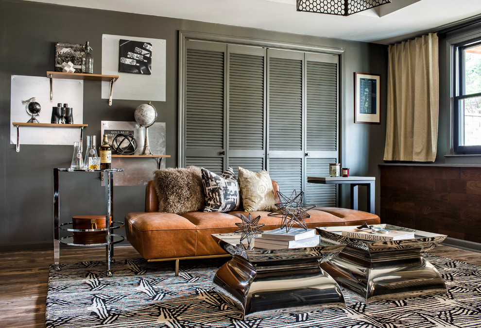 Modernes Wohnzimmer mit grauer Wandfarbe, braunem Holzboden und braunem Boden in Atlanta