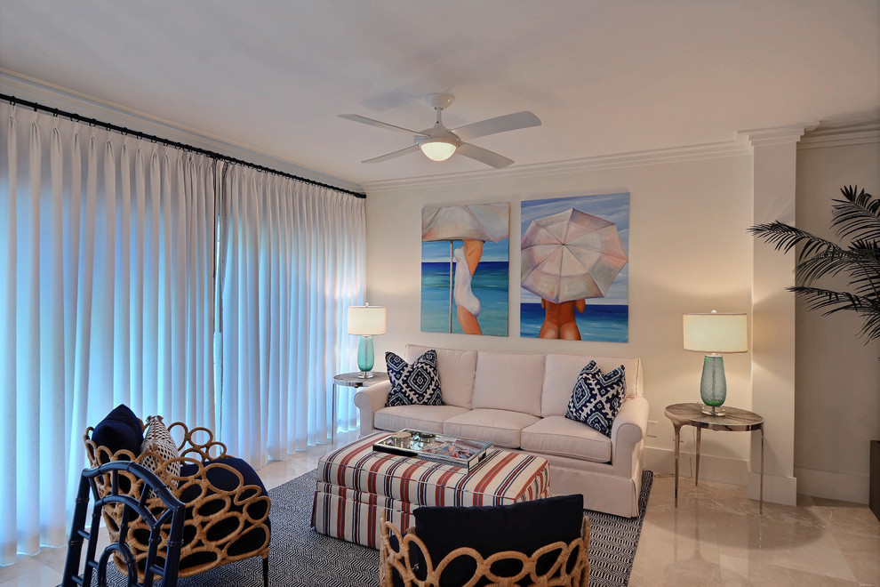 Foto di un piccolo soggiorno costiero aperto con pareti bianche, pavimento in gres porcellanato e pavimento beige