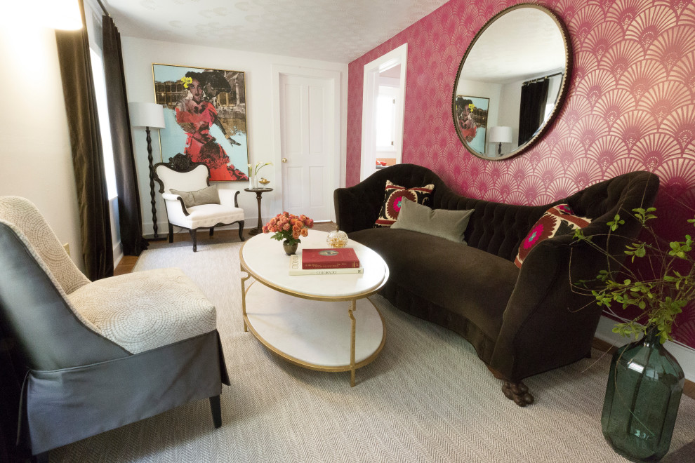 Cette photo montre un salon chic fermé avec une salle de réception, un mur rose, un sol en bois brun et un sol marron.