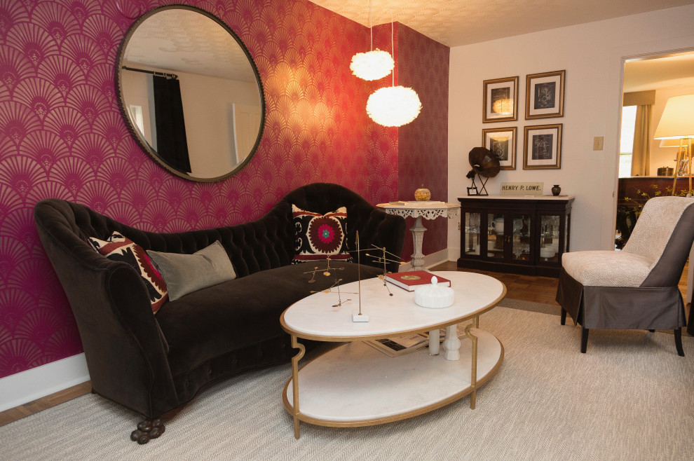 Repräsentatives, Abgetrenntes Klassisches Wohnzimmer mit rosa Wandfarbe, braunem Holzboden und braunem Boden in Denver