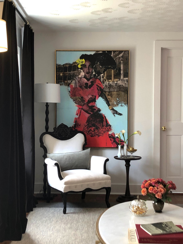 Стильный дизайн: парадная, изолированная гостиная комната в классическом стиле с розовыми стенами, паркетным полом среднего тона и коричневым полом - последний тренд