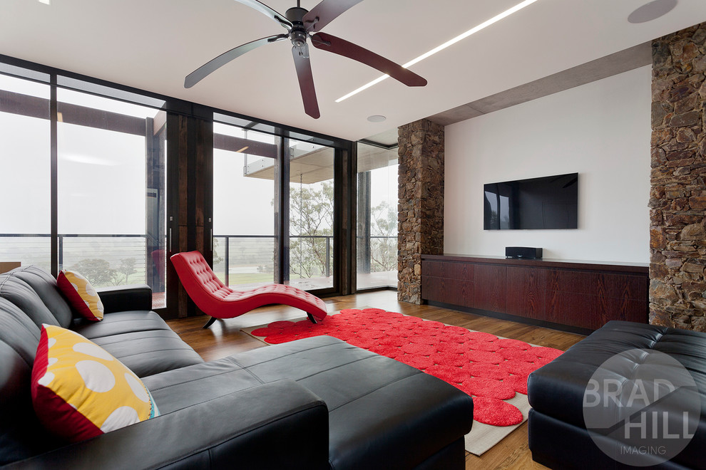 Mittelgroßes, Offenes Klassisches Wohnzimmer mit weißer Wandfarbe, braunem Holzboden und TV-Wand in Melbourne