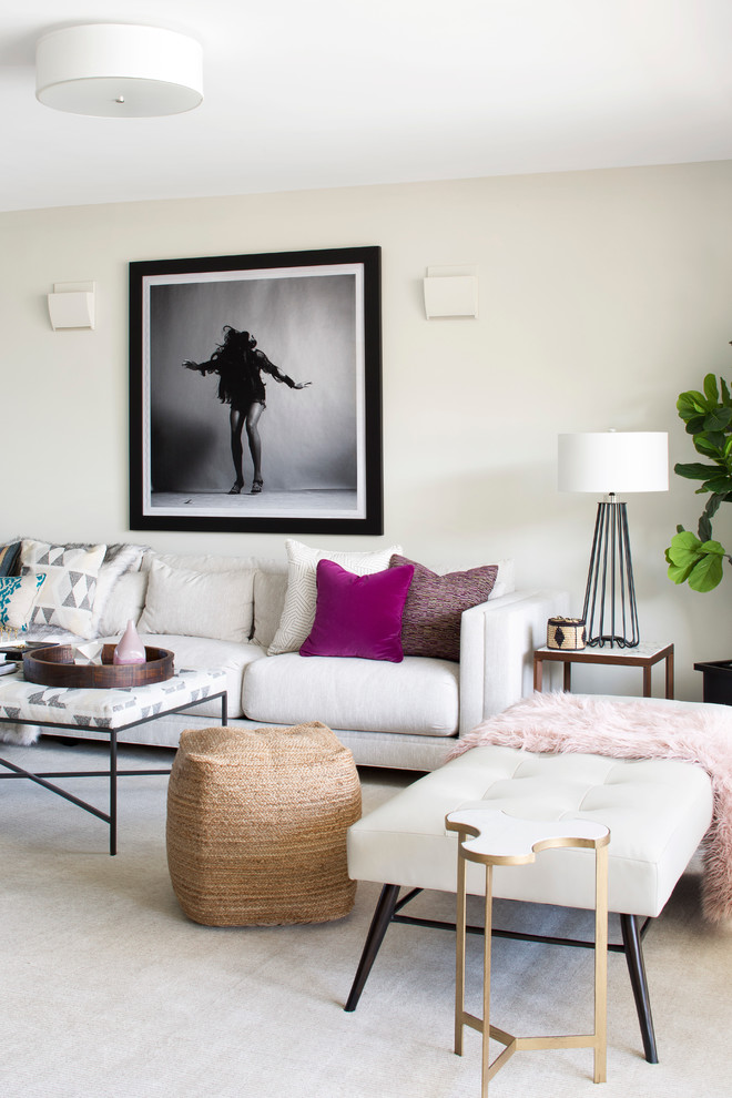 Immagine di un soggiorno contemporaneo aperto con sala formale, pareti grigie, moquette e pavimento beige