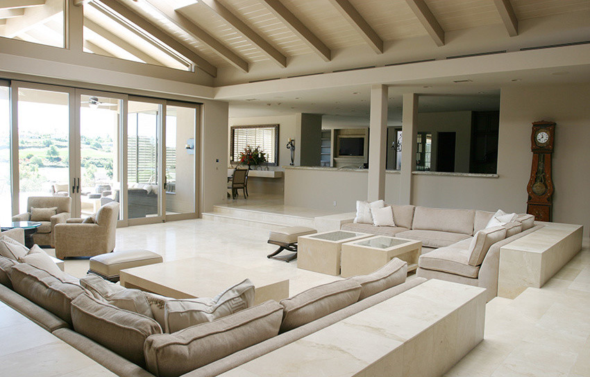 Idées déco pour un grand salon moderne ouvert avec un mur beige et un sol en carrelage de céramique.