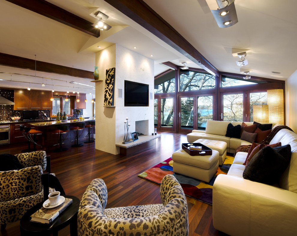Идея дизайна: открытая гостиная комната в современном стиле с двусторонним камином и телевизором на стене