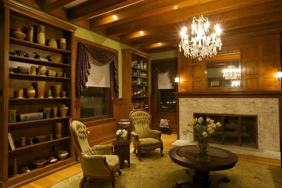 Свежая идея для дизайна: гостиная комната в классическом стиле с с книжными шкафами и полками - отличное фото интерьера