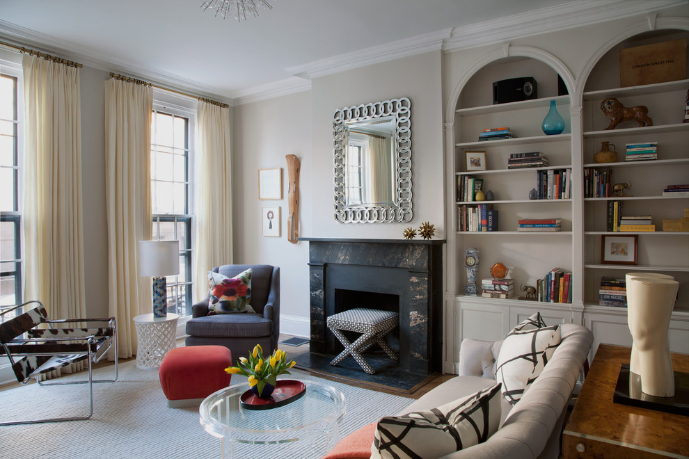 Immagine di un soggiorno minimal con pareti beige, camino classico e nessuna TV