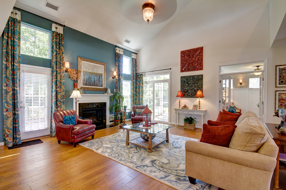 Inspiration pour un salon traditionnel avec une salle de réception, un mur bleu, un sol en bois brun et une cheminée standard.