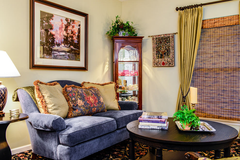 На фото: парадная, открытая гостиная комната среднего размера в классическом стиле с ковровым покрытием без камина, телевизора