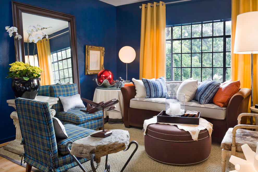 Идея дизайна: гостиная комната в стиле фьюжн с синими стенами и красивыми шторами