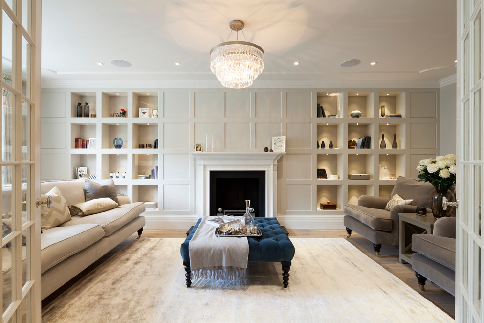 Fernseherloses Klassisches Wohnzimmer mit Kamin und beiger Wandfarbe in London