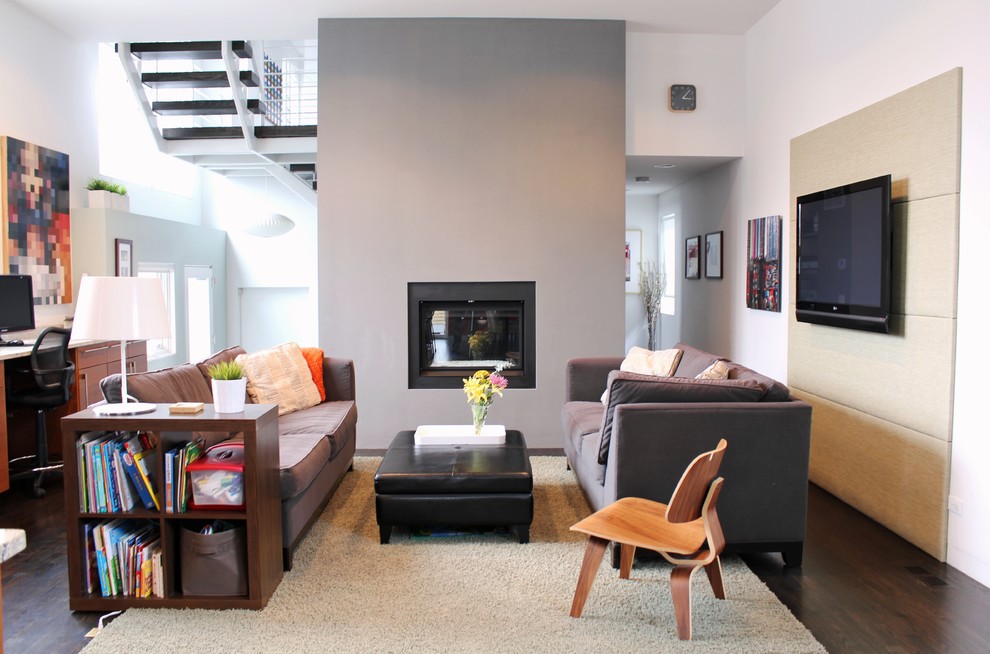 Пример оригинального дизайна: гостиная комната в стиле модернизм с темным паркетным полом и телевизором на стене
