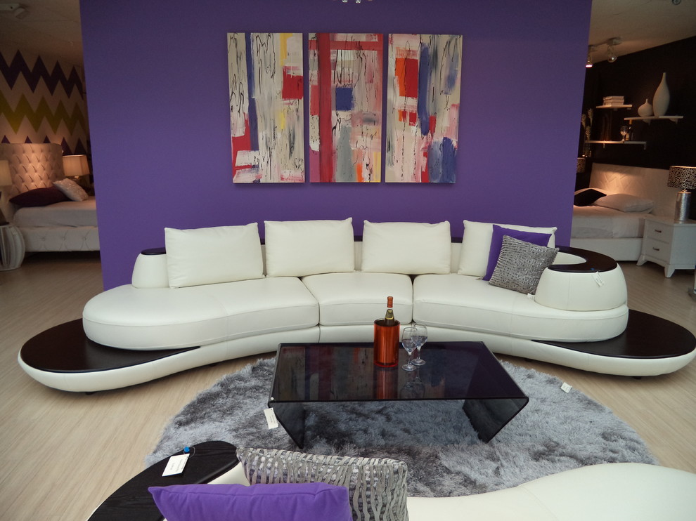 Пример оригинального дизайна: большая парадная, двухуровневая гостиная комната в современном стиле с фиолетовыми стенами