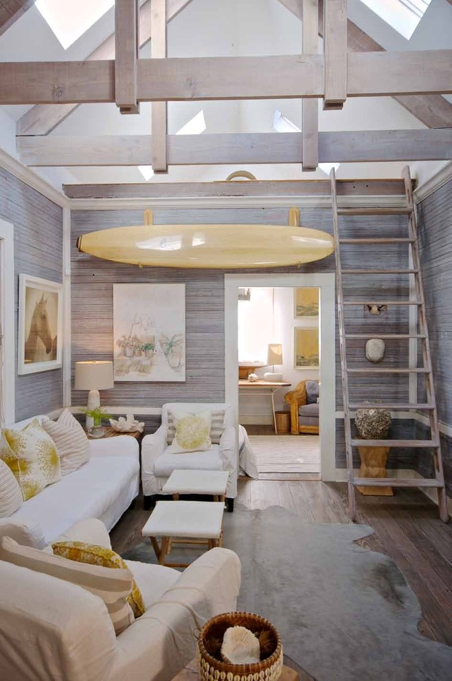 Idee per un soggiorno stile marino di medie dimensioni e aperto con libreria, pareti grigie e pavimento in legno massello medio