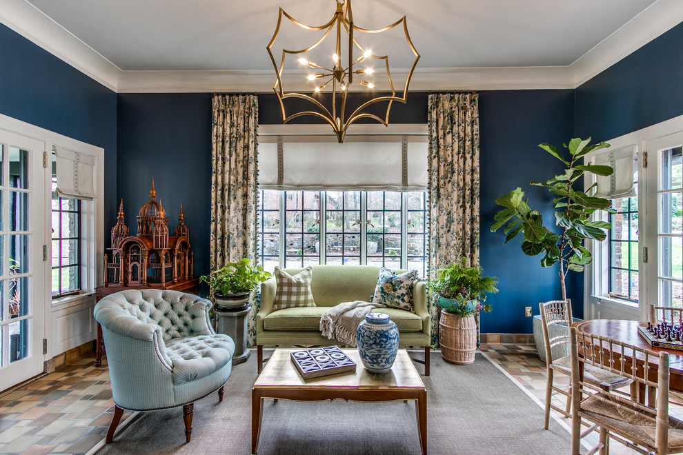 Идея дизайна: гостиная комната в классическом стиле с синими стенами и коричневым полом