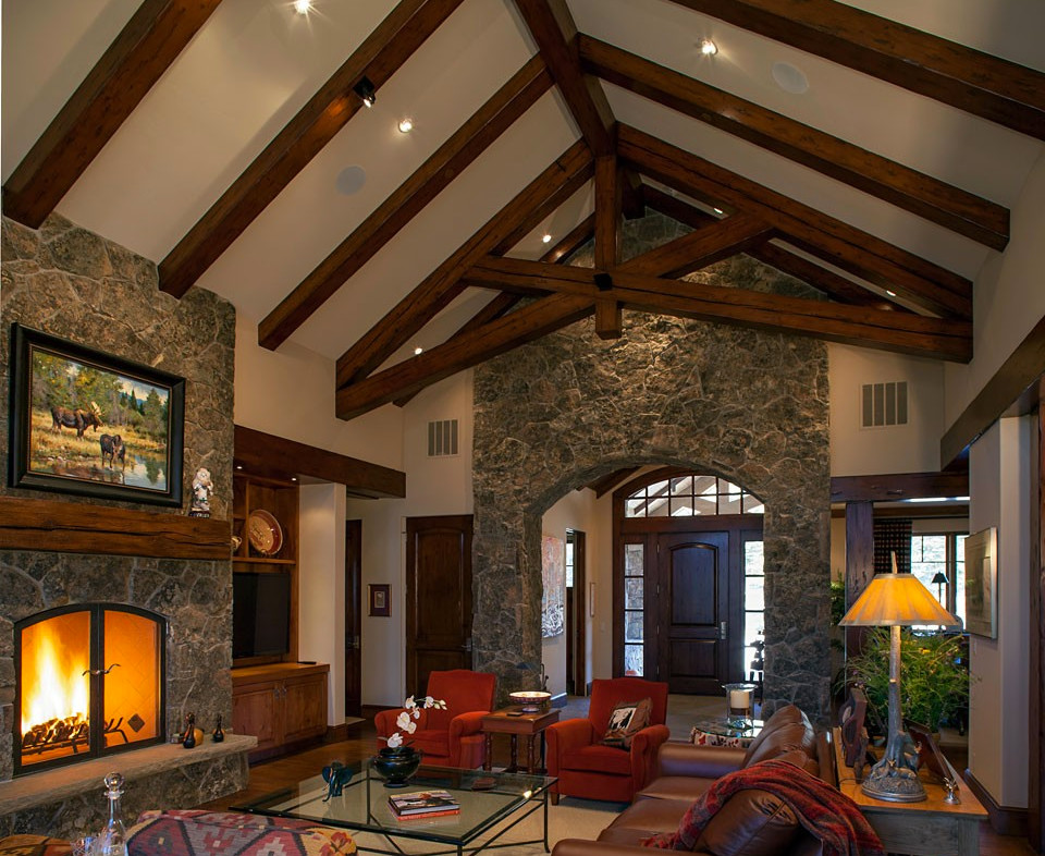 Diseño de salón para visitas abierto clásico de tamaño medio sin televisor con paredes beige, suelo de madera en tonos medios, todas las chimeneas y marco de chimenea de piedra
