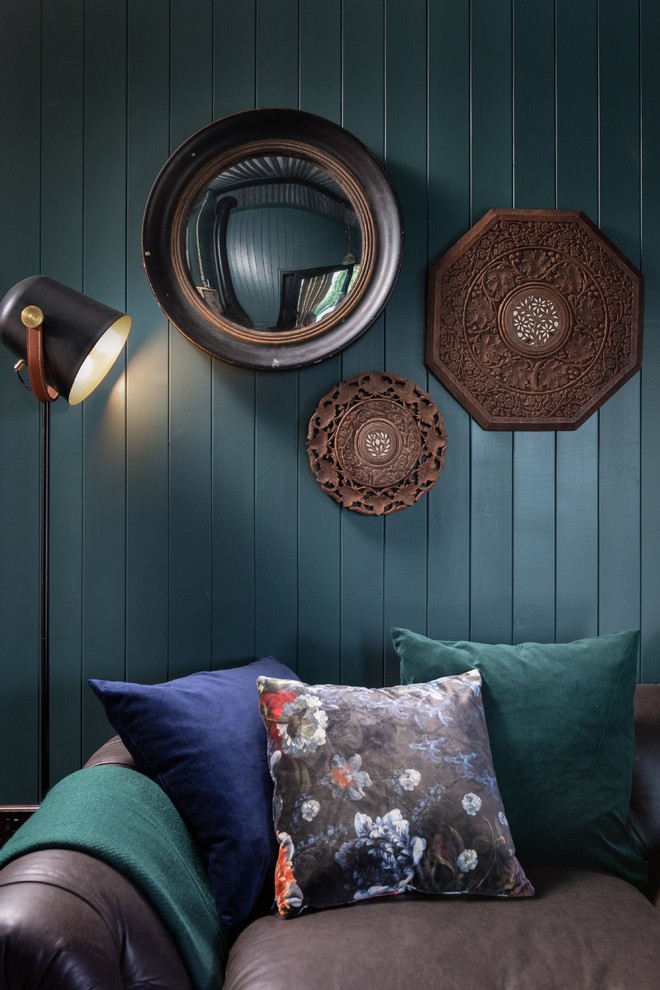 Foto di un piccolo soggiorno rustico aperto con pareti blu, parquet scuro, camino ad angolo, cornice del camino in metallo, TV nascosta e pavimento marrone