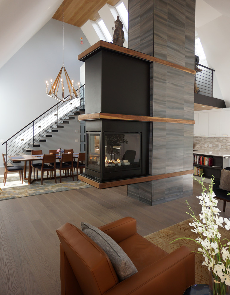 Свежая идея для дизайна: парадная, открытая гостиная комната среднего размера в современном стиле с коричневыми стенами, темным паркетным полом, двусторонним камином, фасадом камина из металла и коричневым полом - отличное фото интерьера