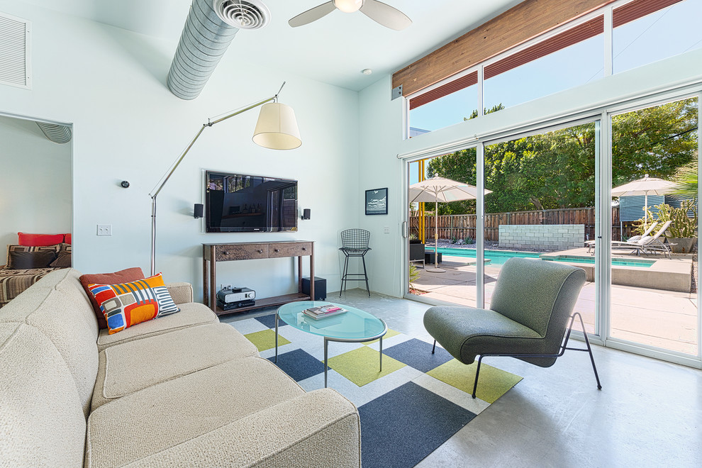 На фото: гостиная комната в стиле модернизм с бетонным полом с
