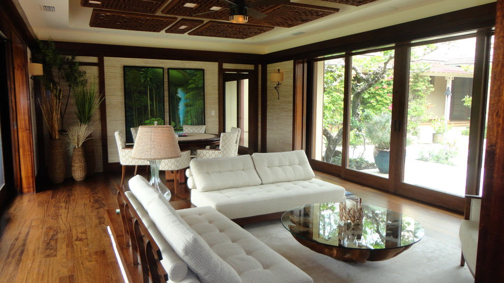Idées déco pour un grand salon asiatique avec un mur beige et un sol en bois brun.