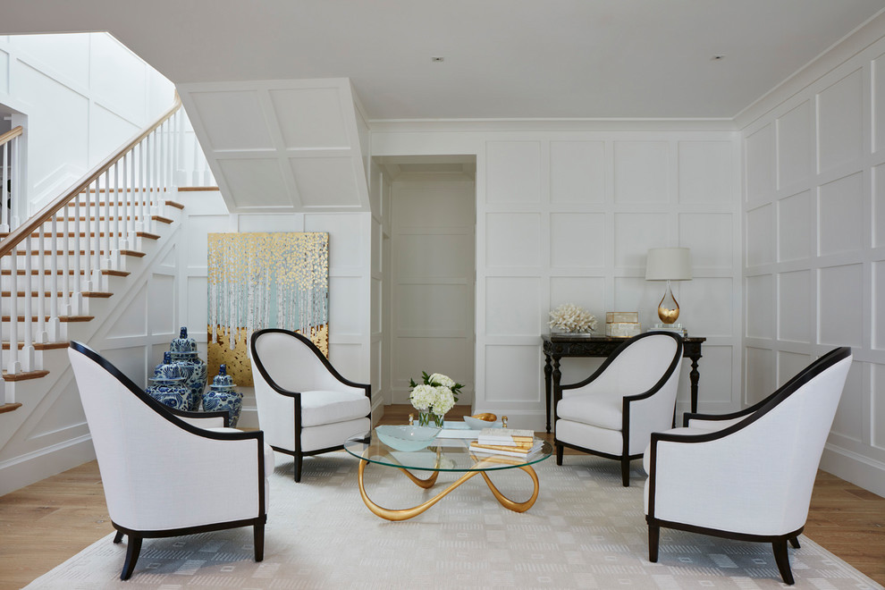 Idee per un soggiorno stile marinaro aperto con sala formale, pareti bianche e parquet chiaro