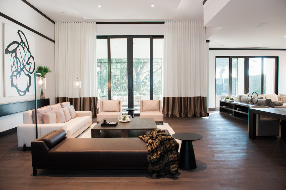 Großes, Repräsentatives, Fernseherloses, Offenes Modernes Wohnzimmer ohne Kamin mit weißer Wandfarbe und dunklem Holzboden in Miami