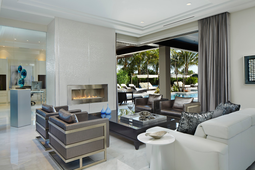 Repräsentatives Modernes Wohnzimmer mit beiger Wandfarbe, Gaskamin und Kaminumrandung aus Metall in Miami