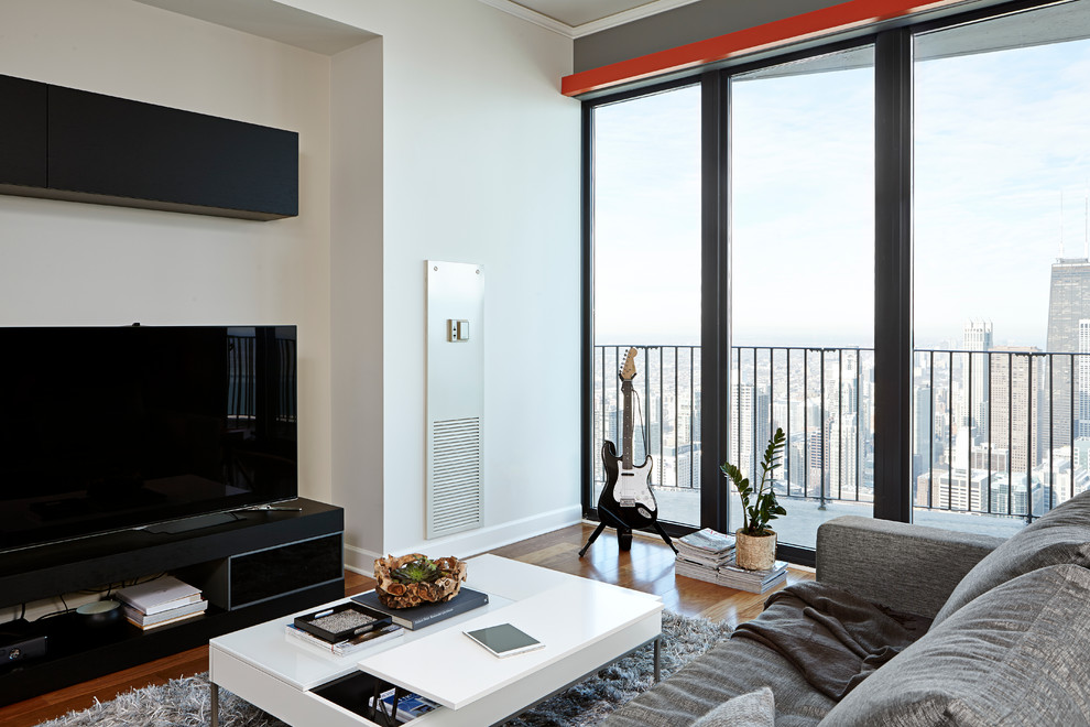 На фото: изолированная гостиная комната среднего размера в современном стиле с белыми стенами, паркетным полом среднего тона и отдельно стоящим телевизором без камина с