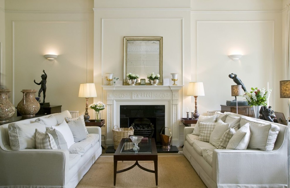 Источник вдохновения для домашнего уюта: гостиная комната в классическом стиле с белыми стенами и стандартным камином без телевизора