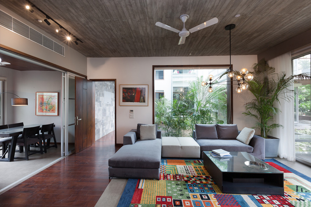 Idéer för ett modernt separat vardagsrum, med ett finrum, vita väggar, mörkt trägolv och brunt golv