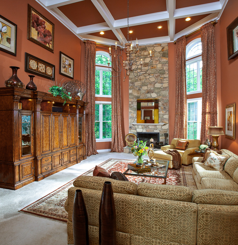 Cette image montre un grand salon traditionnel avec un mur orange, une cheminée standard, un manteau de cheminée en pierre, moquette et un sol blanc.