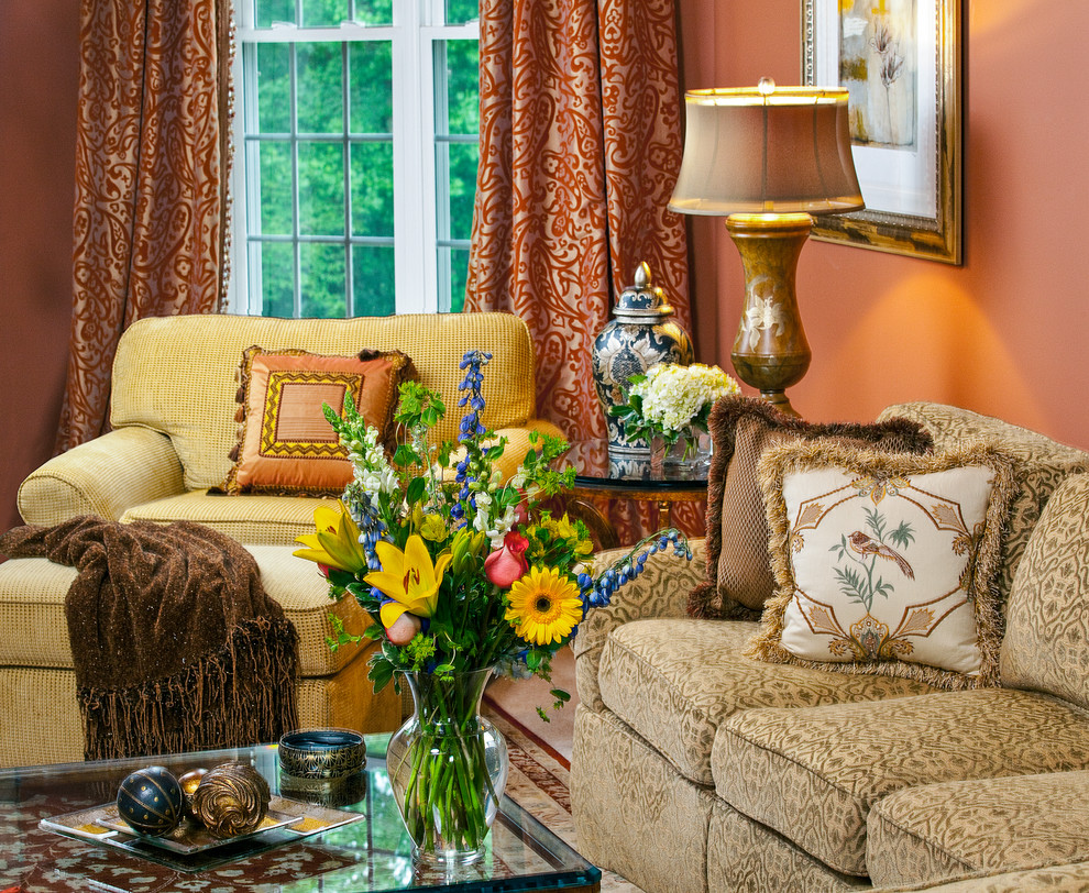 Immagine di un grande soggiorno tradizionale stile loft con pareti arancioni e moquette