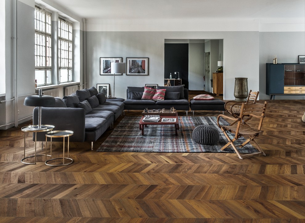 Foto på ett shabby chic-inspirerat vardagsrum, med grå väggar, mellanmörkt trägolv och brunt golv