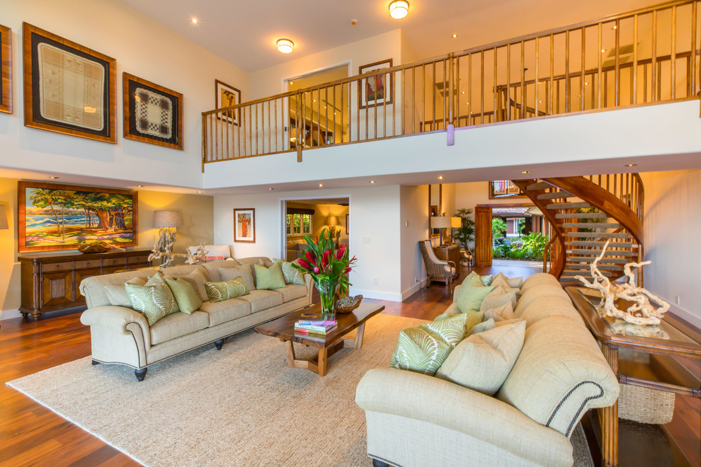 Offenes Wohnzimmer mit weißer Wandfarbe, braunem Holzboden und orangem Boden in Hawaii