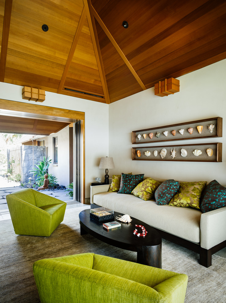 Imagen de salón para visitas abierto tropical con paredes beige