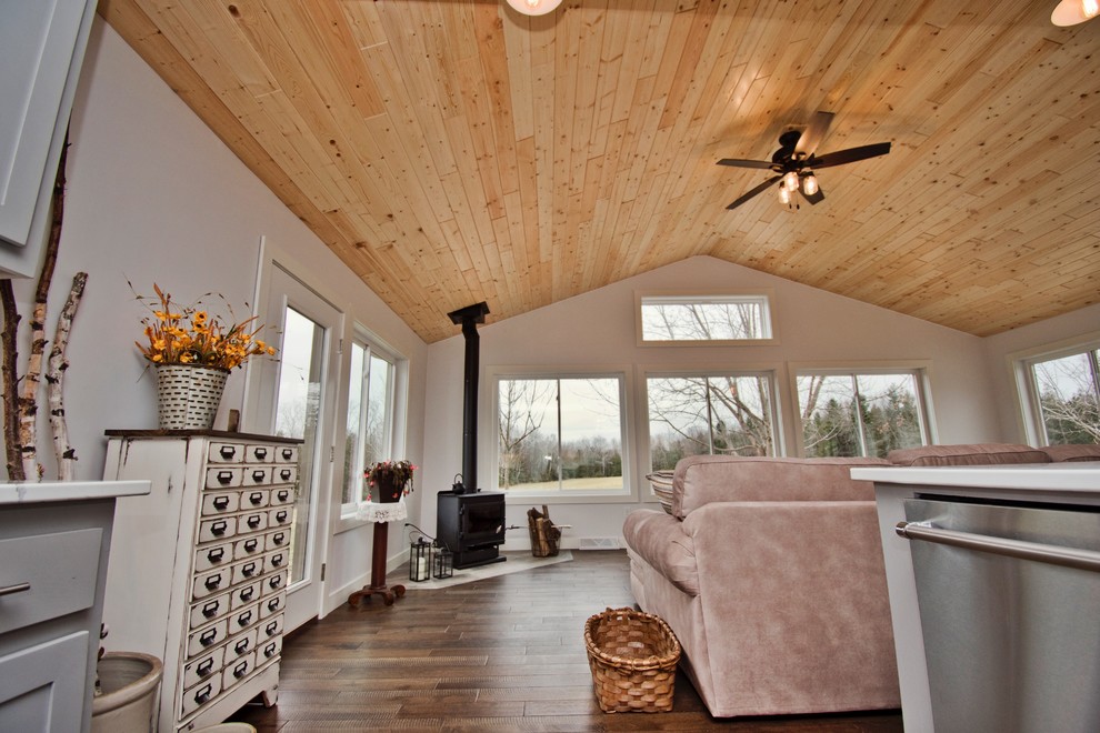 Foto de salón de estilo de casa de campo grande con suelo de madera en tonos medios y suelo marrón