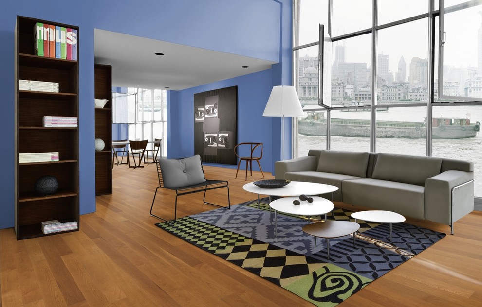 Idee per un soggiorno chic con pareti blu e parquet chiaro