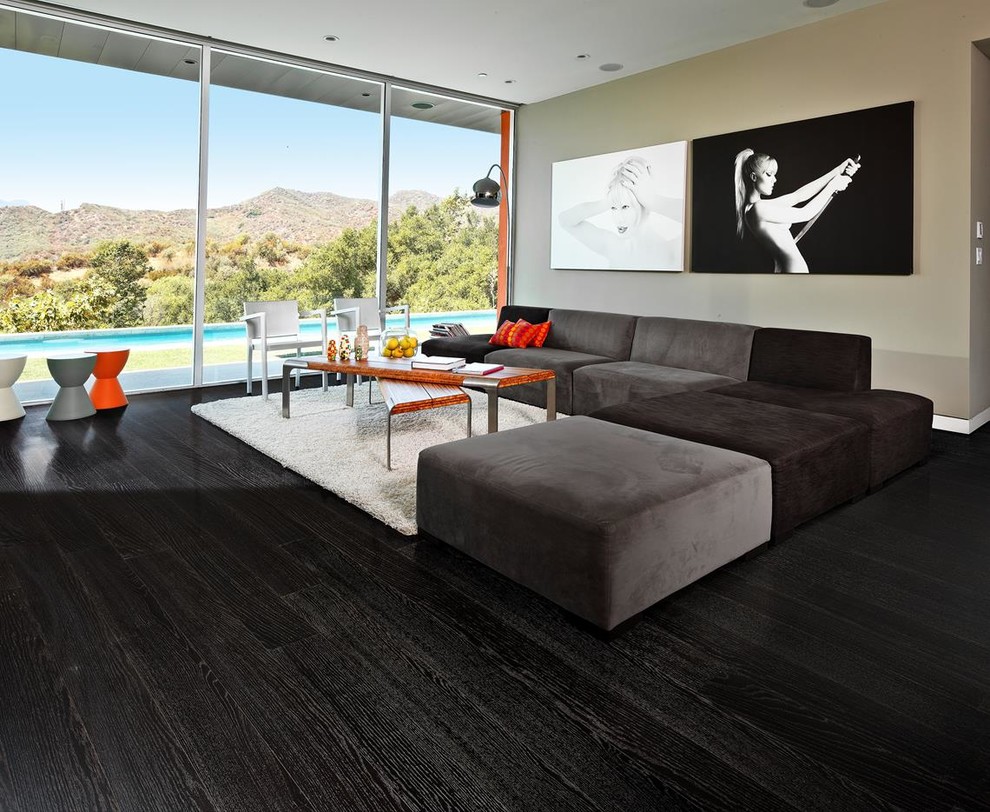 Diseño de salón para visitas abierto moderno grande con paredes marrones, suelo de madera oscura y suelo negro
