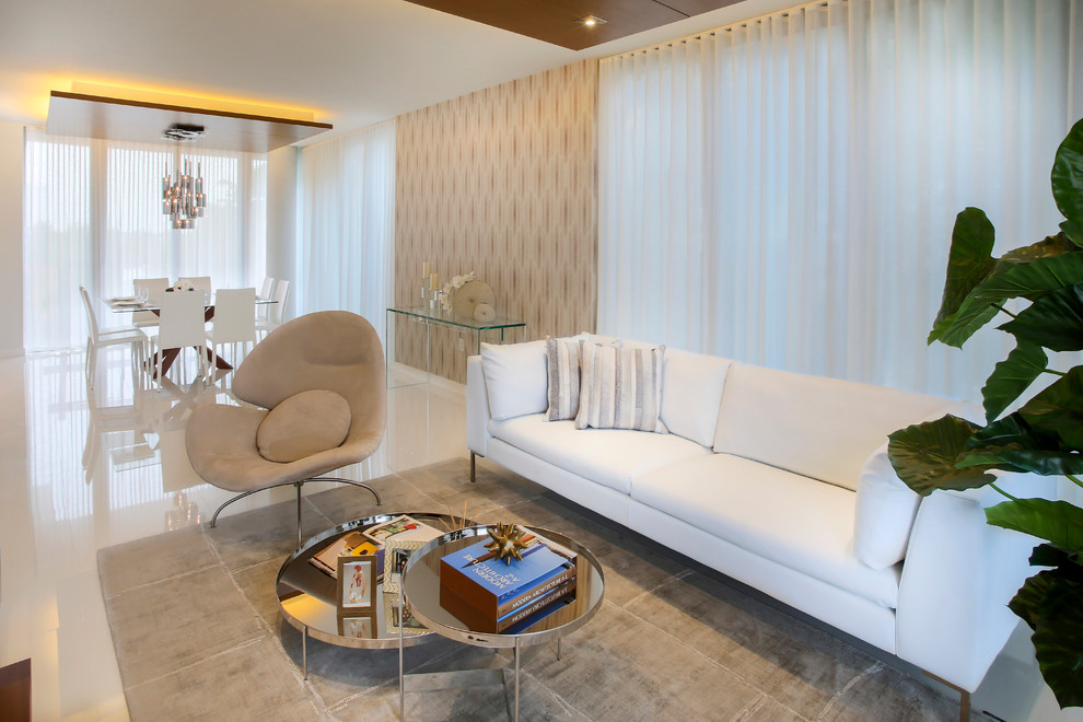 Immagine di un soggiorno minimal di medie dimensioni e aperto con sala formale, pareti beige, pavimento in gres porcellanato, nessuna TV e pavimento beige